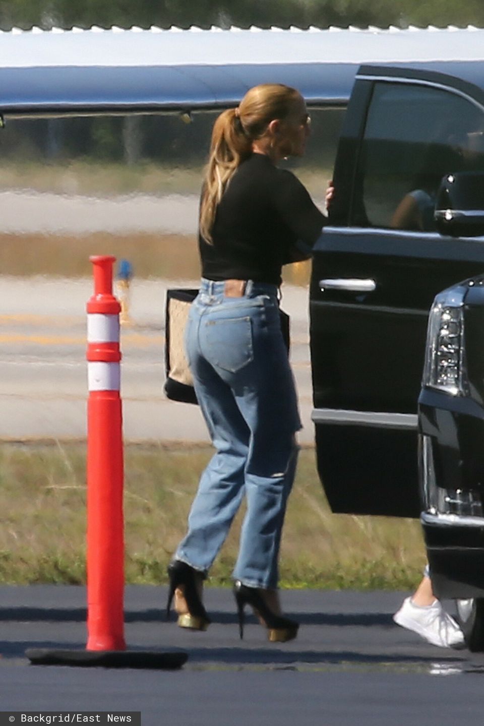 Jennifer Lopez z dziećmi wsiada na pokład prywatnego samolotu