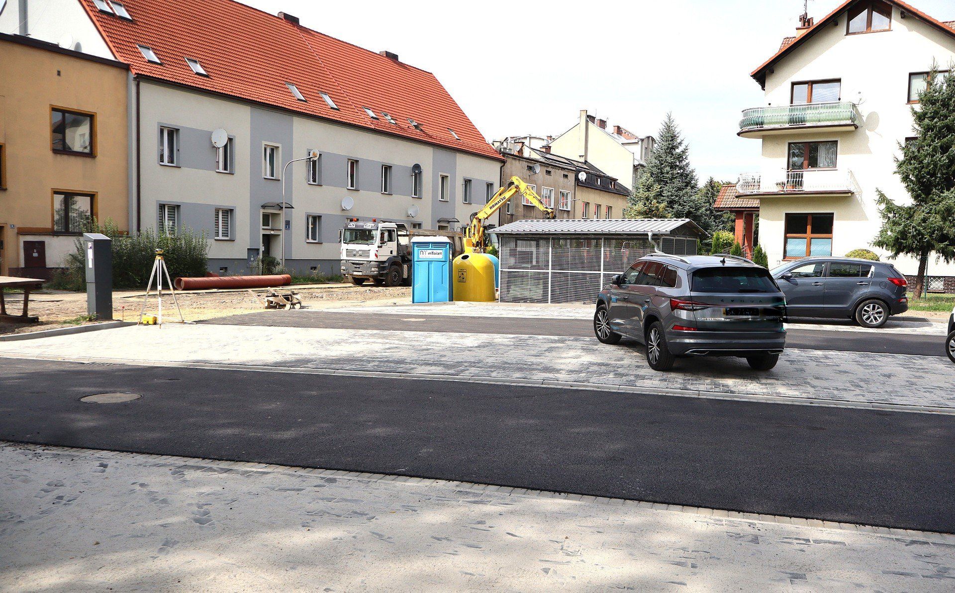 Trwa remont ulicy Chopina w Oświęcimiu w pobliżu skrzyżowania z ulicą Dąbrowskiego.