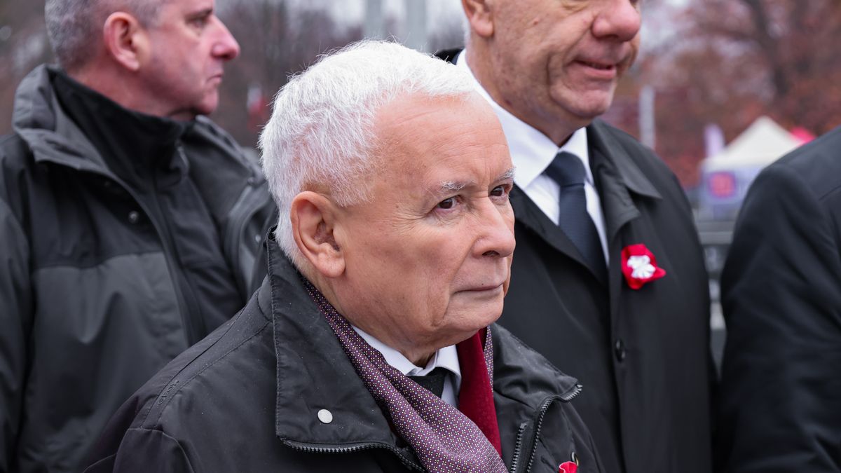 Warszawa, 11.11.2025. Obchody Narodowego Święta Niepodległości. Prezes PiS Jarosław Kaczyński (C) w drodze na złożenie wieńca przed pomnikiem Romana Dmowskiego przy placu Na Rozdrożu w Warszawie, 11 bm. (ad) PAP/Albert Zawada