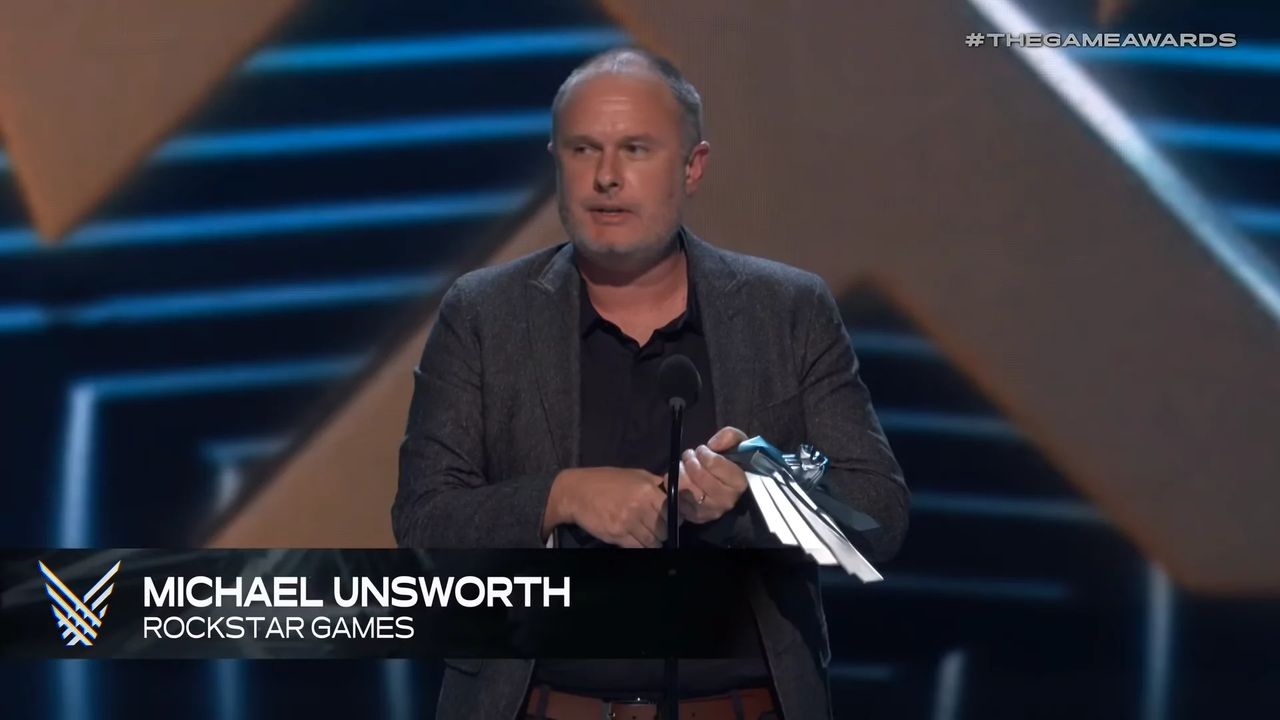 Michael Unsworth odbierający nagrodę za RDR 2