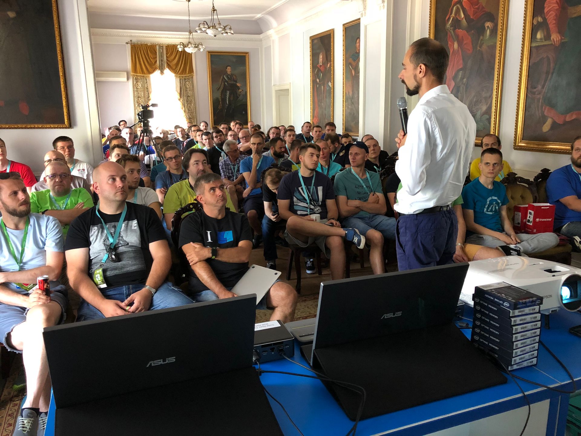 Widzicie ten stos pudełek? Sporo pamięci Optane trafiło do nowych właścicieli