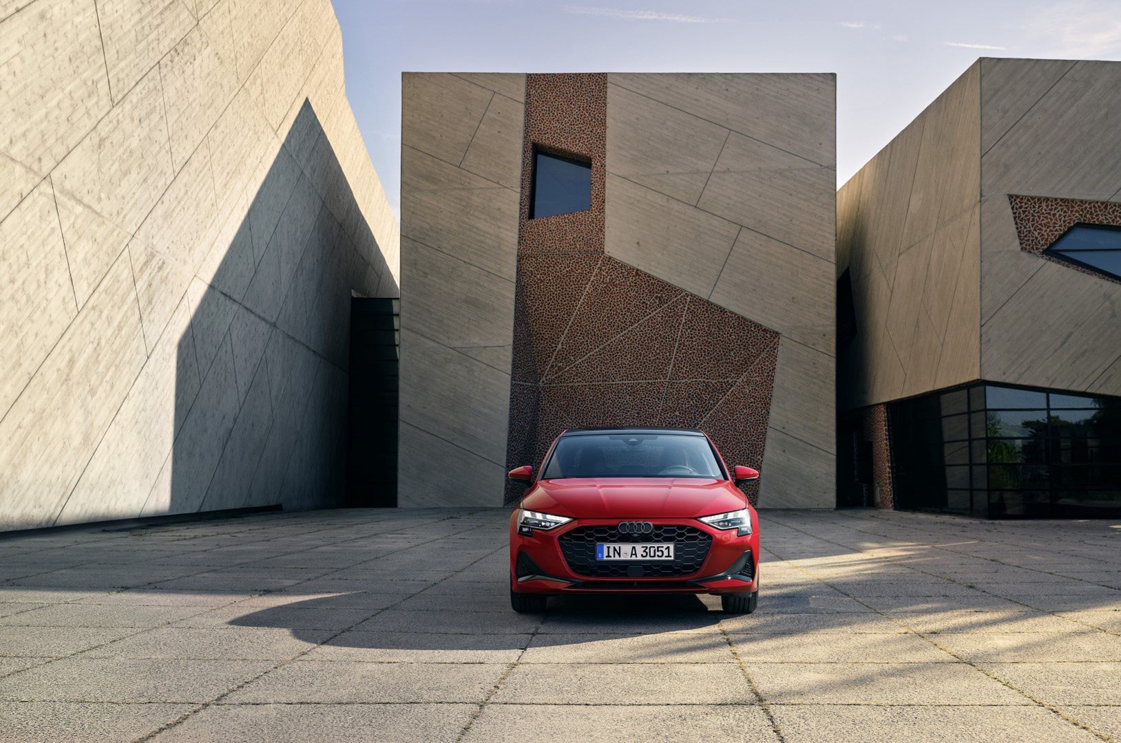 Static photo,
Colour: Progressive red