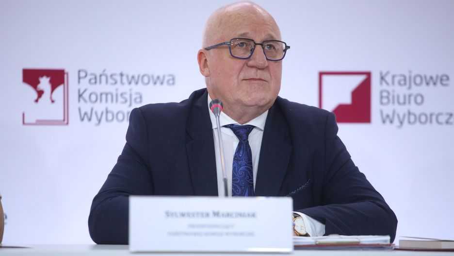 Sylwester Marciniak
Warszawa, 09.06.2024. Wybory do Parlamentu Europejskiego 2024. Przewodnicz�cy Pa�stwowej Komisji Wyborczej Sylwester Marciniak podczas konferencji PKW, 9 bm. w Warszawie. Zako�czy�y si� wybory do Parlamentu Europejskiego. (az/dw) PAP/Albert Zawada
Albert Zawada
eurowybory, frekwencja, konferencja, pa�stwowa komisja wyborcza, parlamentu europejskiego, pe, pkw, prasowa