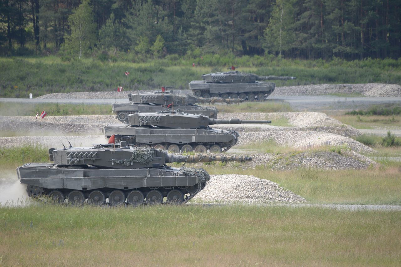 Czołgi Leopard 2A6 na ćwiczeniach.
