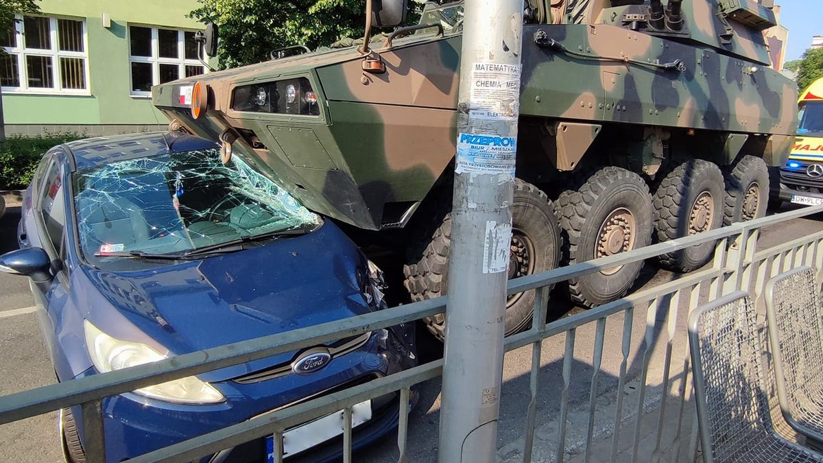 Wypadek przy ul. Curie-Skłodowskiej we Wrocławiu – Rosomak uderzył w Forda Fiestę