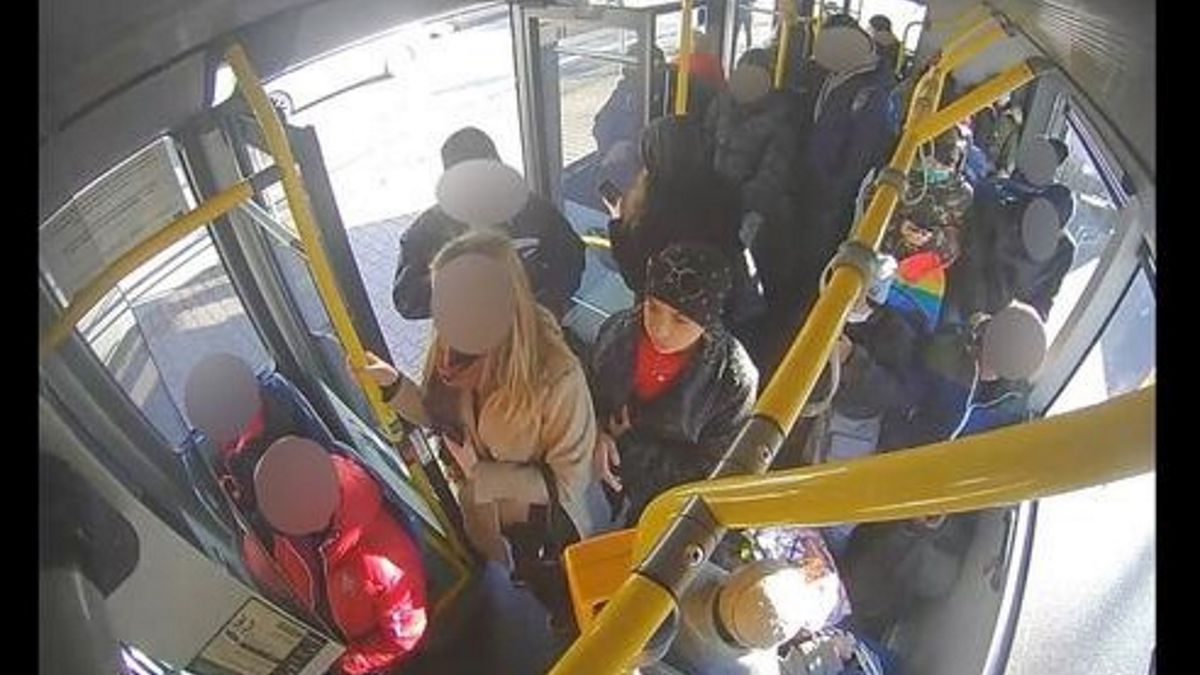 Policjanci z Komisariatu Policji IV w Bielsku-Białej poszukują sprawczyni, która pobiła kobietę w autobusie MZK linii nr 50.