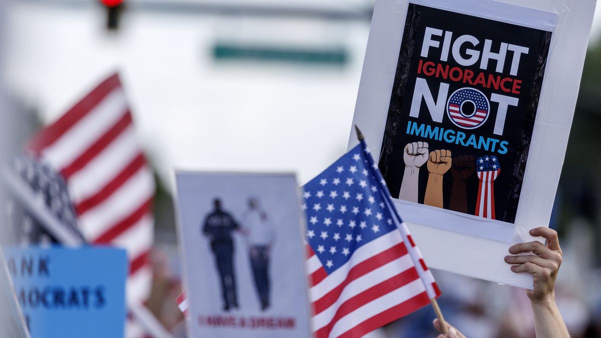 Activists attend the protest 'ICE is not welcome here' at the entrance to the Home Depot store in Boca Raton, Florida, USA, 10 January 2026. Hope and Action Indivisible, Indivisible Boca Raton, South PBC Indivisible, Palm Beach Indivisibles and PBC Immigration Coalition (PBCIC) groups are joining forces for this protest and boycott. According to the organizers every day another immigration raid taking place in the parking lots of Home Depot stores and the company remains silent while these raids continue on its premises. EPA/CRISTOBAL HERRERA-ULASHKEVICH Dostawca: PAP/EPA.
