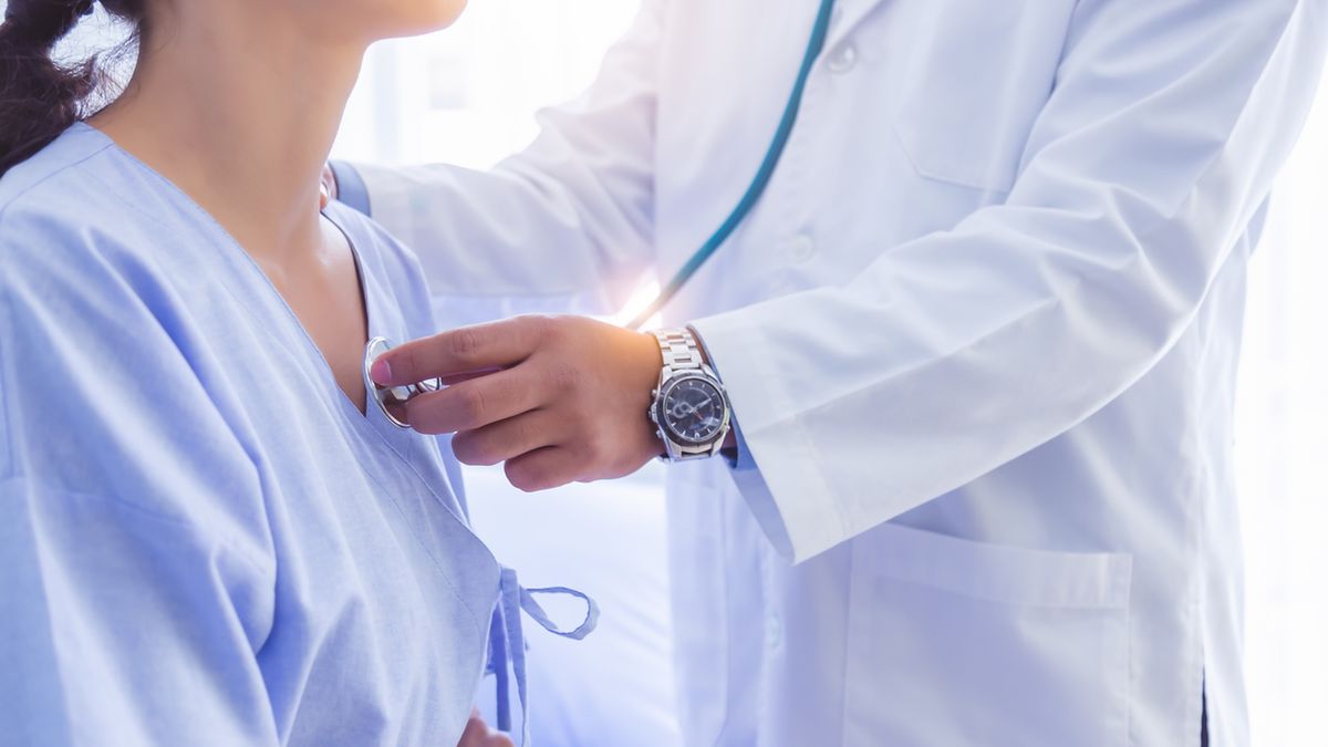 Świszczący oddech u dziecka i dorosłego może być wynikiem infekcji, reakcji alergicznej lub obecności ciała obcego.