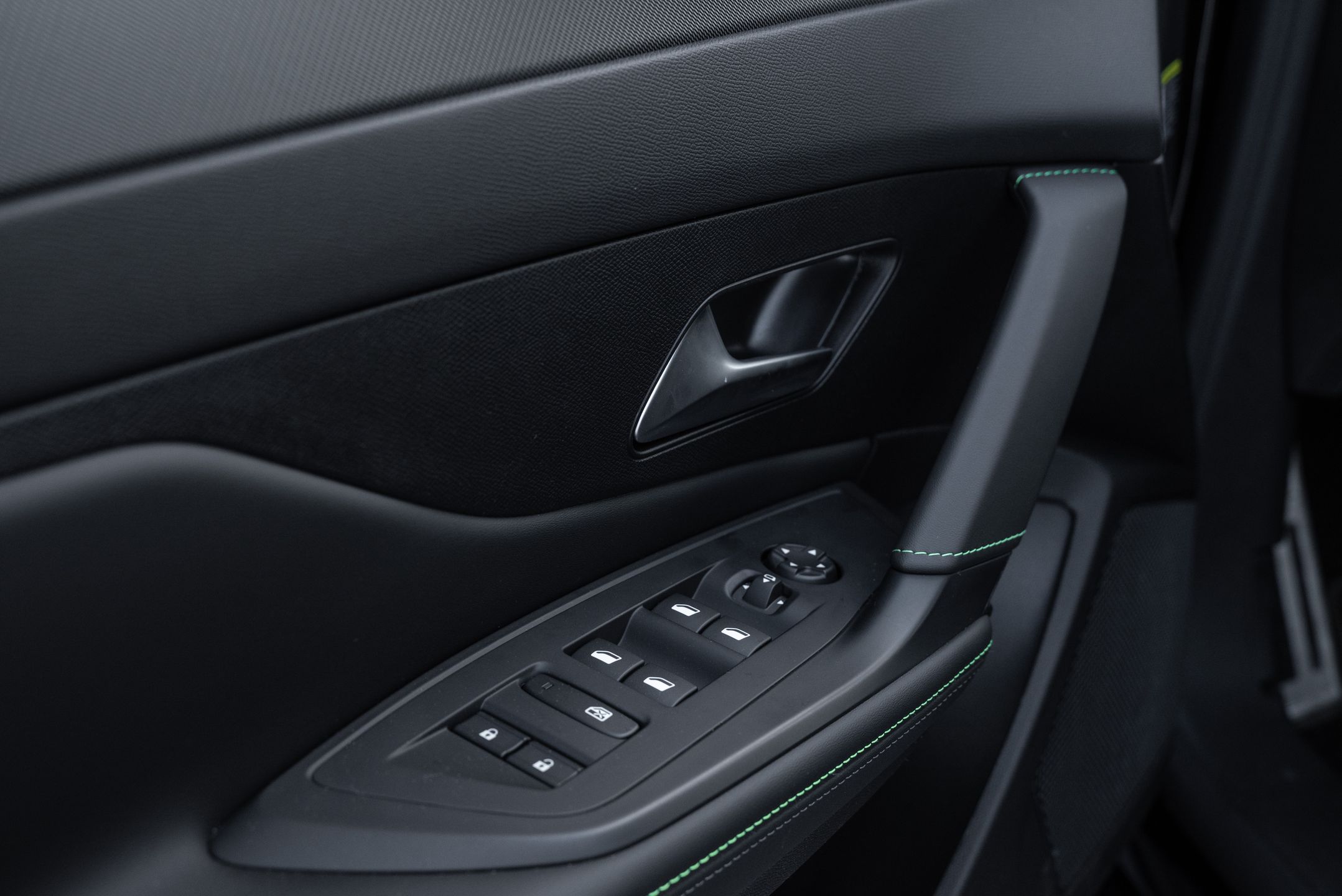 Peugeot 408 Hybrid 145