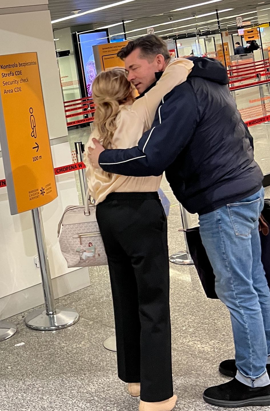 Zenon i Danuta Martyniukowie na lotnisku