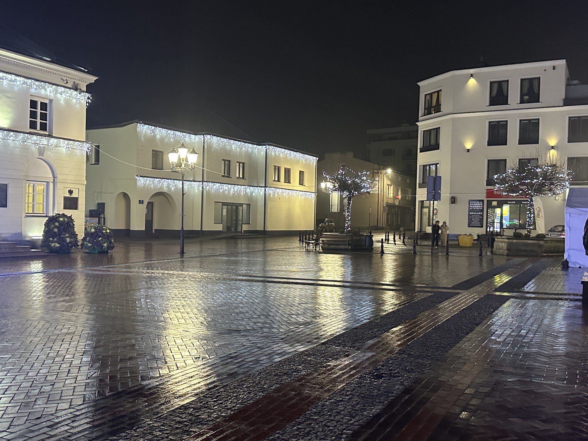 Elementy świąteczne możemy spotkać w wielu miejscach w Warce. 