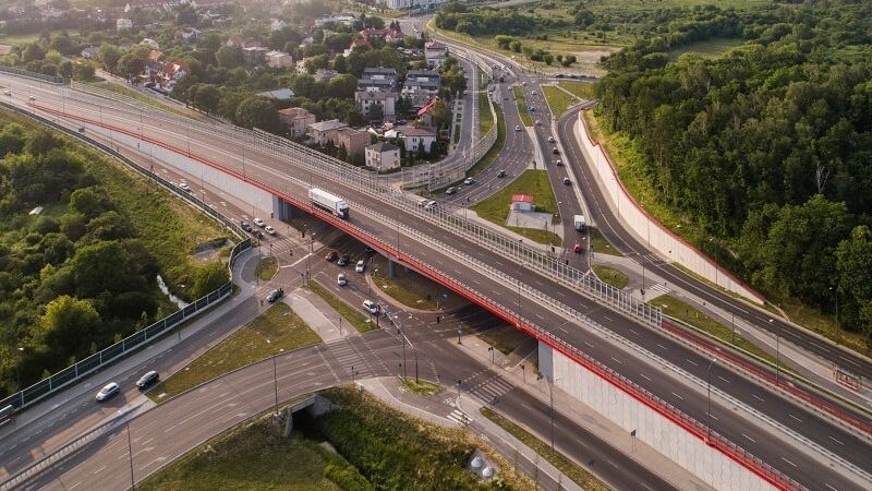 Widok na skrzyżowanie al. Solidarności - al. Sikorskiego - ul. Ducha