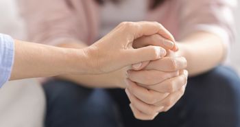 Za młoda na raka piersi? Nowe badanie pokazuje problem z opóźnioną diagnozą
