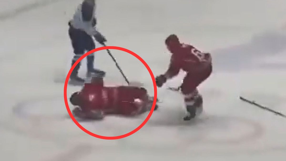 Aleksander Łukaszenka podczas meczu hokeja