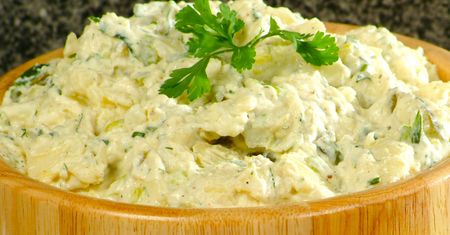Szwagierka na imieniny serwuje sałatkę kościelnego. Każdy prosi o przepis, bo jest przepyszna