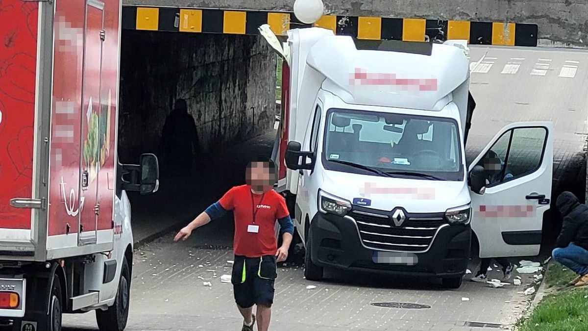 Kierowca samochodu dostawczego wjechał pod zbyt niski wiadukt
