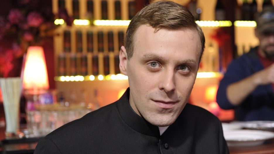 Zajrzyjcie do naszej galerii i zobaczcie, jak zmieniał się przez lata oraz jak dziś wygląda Mateusz Rusin, czyli ksiądz Maciej z &#34;Rancza&#34; &gt;&gt;&gt;Na zdjęciu Mateusz Rusin, czyli ksiądz Maciej z serialu &#34;Ranczo&#34;. Rok 2012.