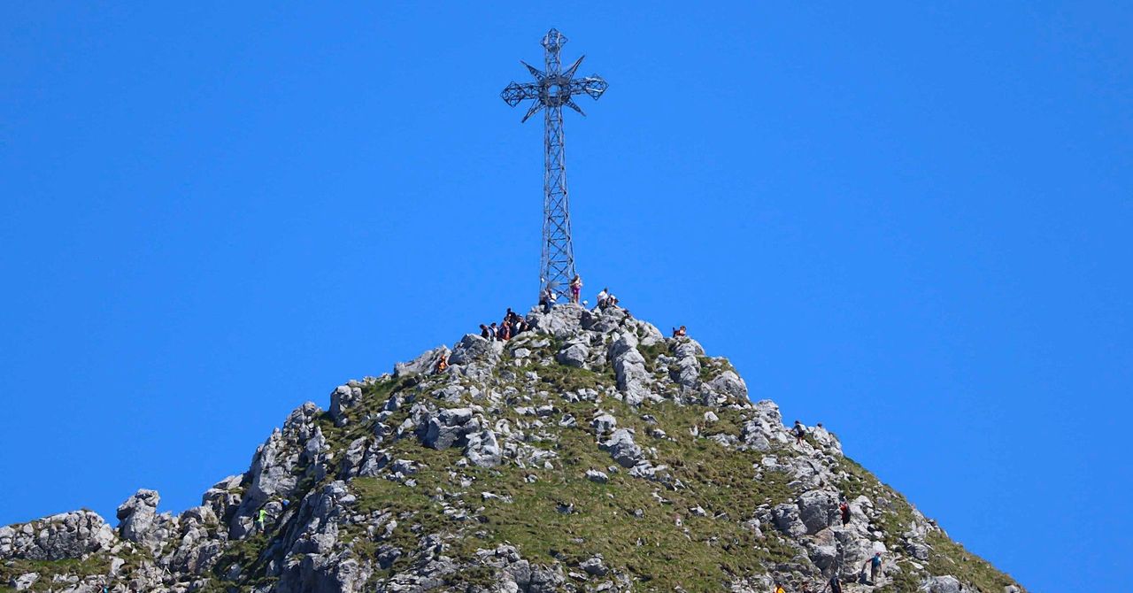 Tatry: Starszy mężczyzna stracił przytomność na szlaku. Pomogli mu inni turyści, a potem TOPR