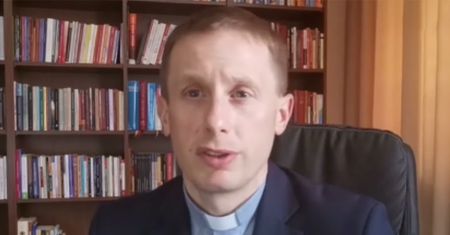 Masowo wypisują się z religii. Ksiądz podał główną przyczynę