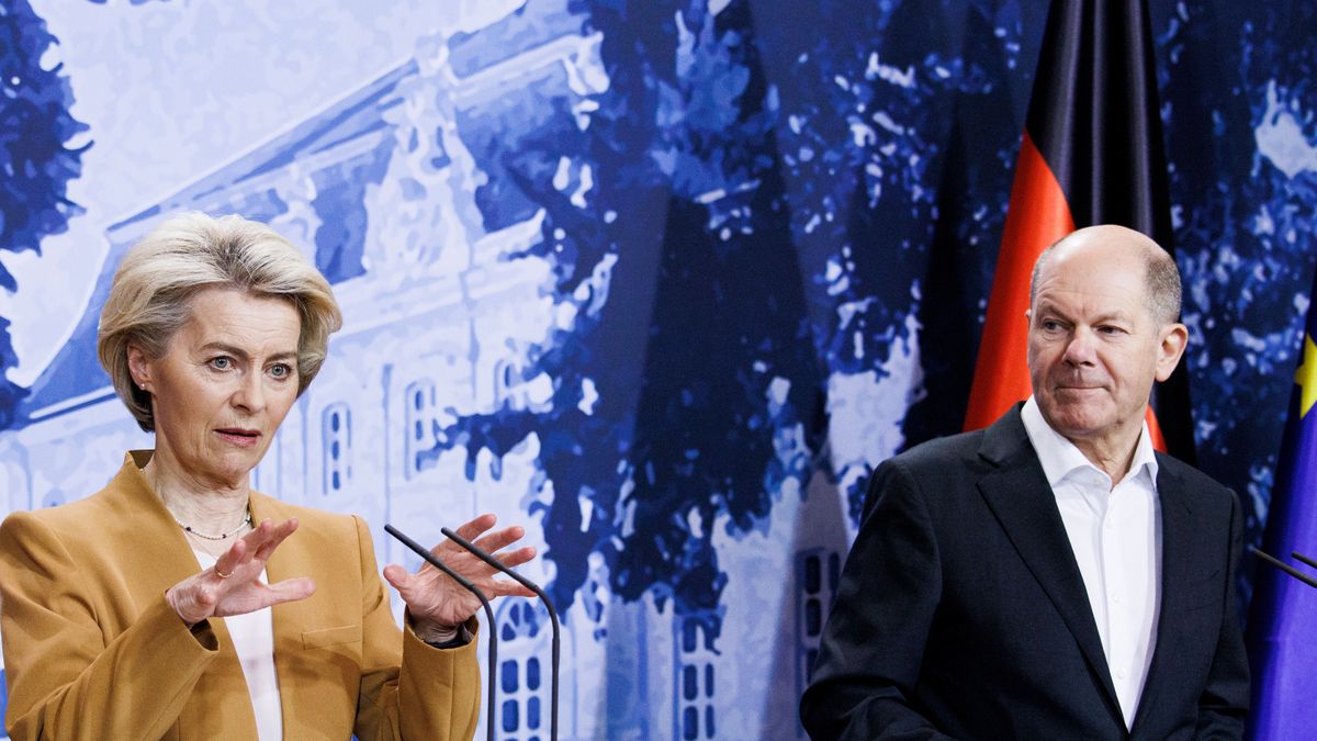 GRANSEE, GERMANY - MARCH 05: German Chancellor Olaf Scholz (R) and European Commission President Ursula von der Leyen attend a press conference after a retreat of the German government cabinet at Schloss Meseberg on March 5, 2023 near Gransee, Germany. The cabinet is holding the two-day retreat as Germany continues to face high inflation and Russia's war in Ukraine enters its second year. (Photo by Carsten Koall/Getty Images)