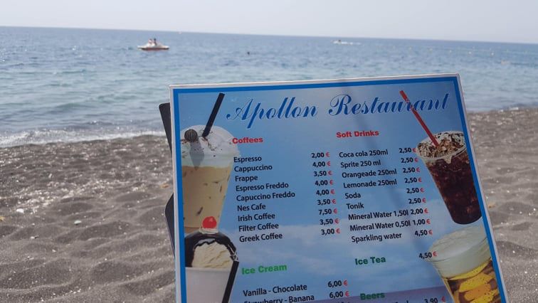 Menu jednej z kawiarni na Santorini