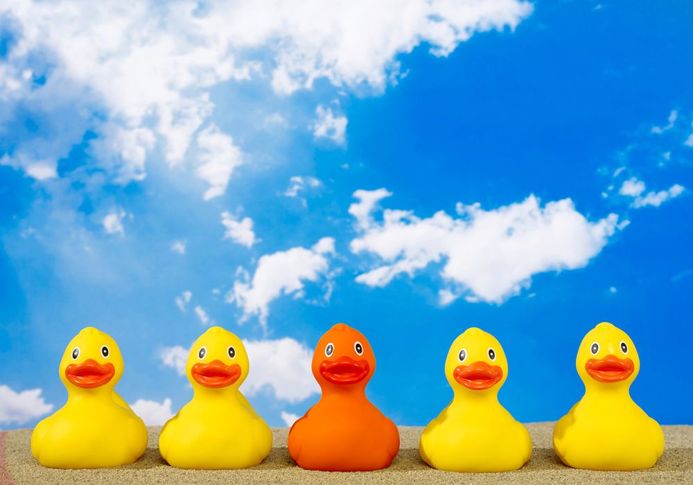 Oparzenie słoneczne możemy rozpoznać po czerwonej i piekącej skórze