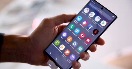 Windows 10 pokaże tapetę z twojego telefonu. Drobna zmiana, a cieszy