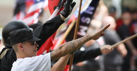 YouTube nie pozwala głosić wyższości rasy białej. Banuje znane kanały