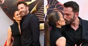 Jennifer Lopez z głębokim dekoltem bryluje na premierze u boku namiętnie całującego ją Bena Afflecka (ZDJĘCIA)