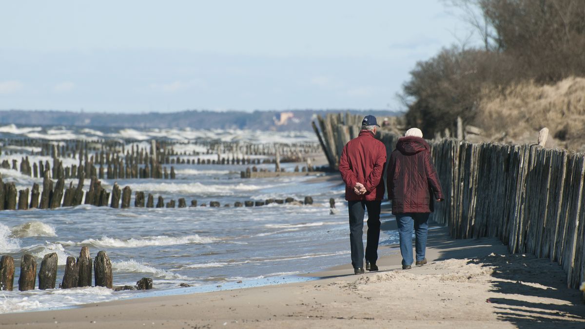 Na zdjęciu seniorzy na plaży