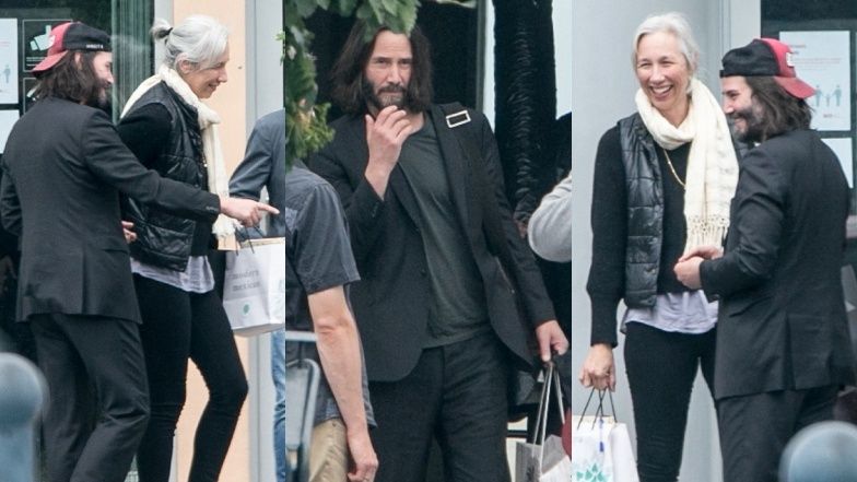 Roześmiani Keanu Reeves i jego dziewczyna na lotnisku