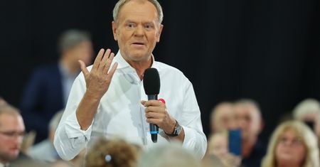 Donald Tusk w Piotrkowie Trybunalskim. Awantura już na samym początku