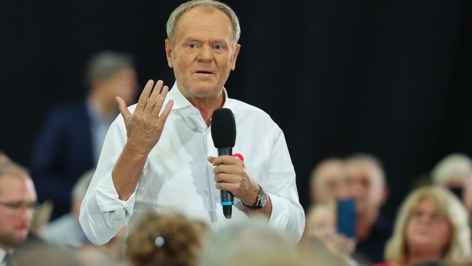 Piotrków Trybunalski, 15.10.2025. Premier RP Donald Tusk podczas otwartego spotkania z mieszkańcami w siedzibie Zespołu Szkół Ponadpodstawowych nr 4. w Piotrkowie Trybunalskim, 15 bm. (jm) PAP/Marian Zubrzycki