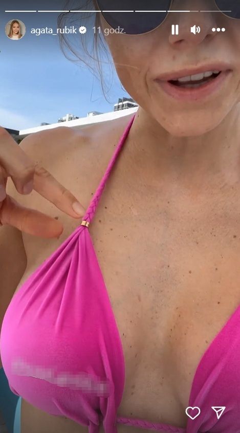 Agata Rubik pokazuje, jak regulować ramiączka w bikini