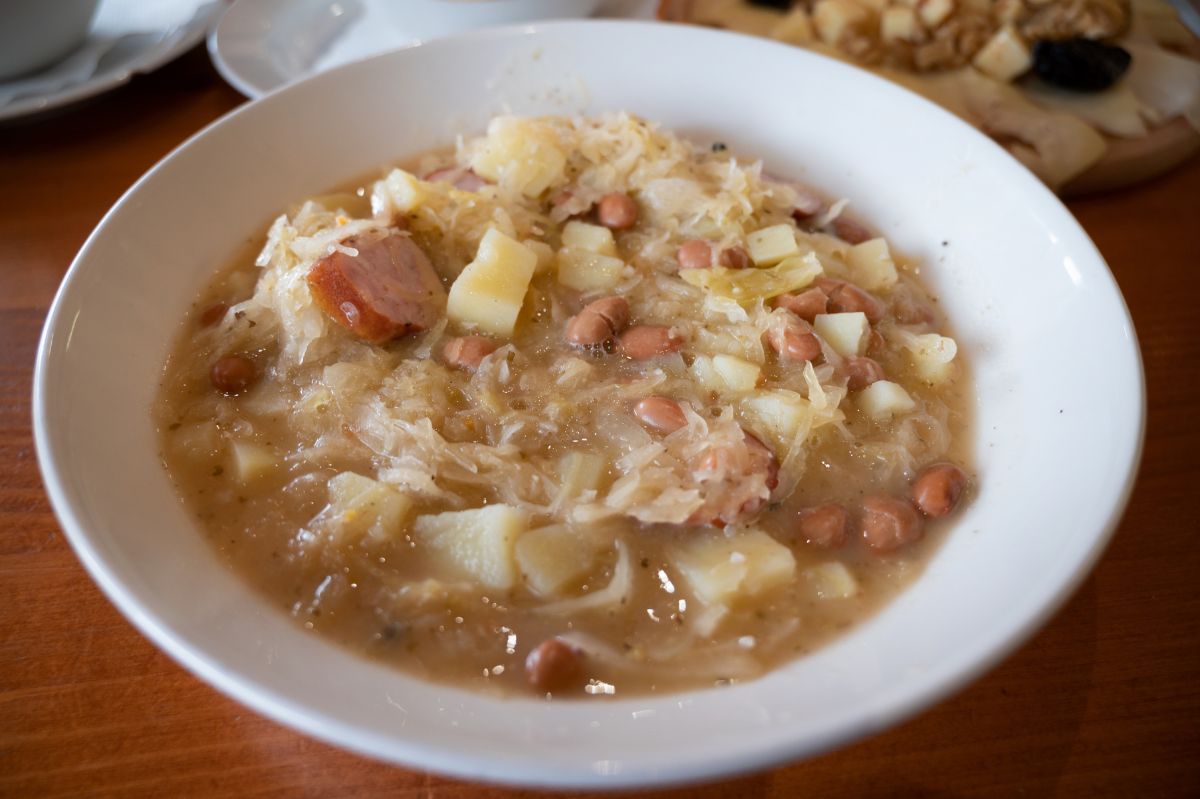 Zalewajka - prosta i pożywna zupa.