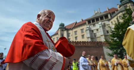 Ksiądz molestował Janusza Szymika. Osobisty sekretarz Jana Pawła II komentuje