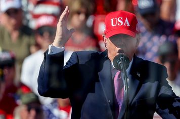Trump grzmi o przeciekach. "Powinni zostać rozstrzelani"