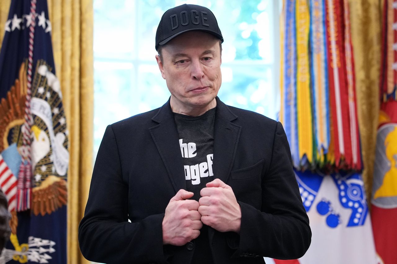 Musk faces calls for deportation; former Trump advisor puts pressure