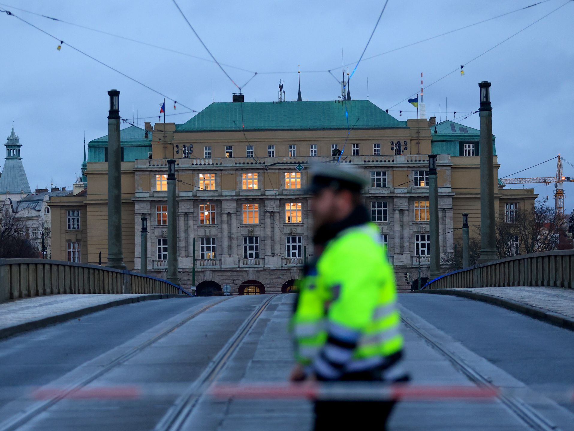 Several dead and dozens injured in central Prague University shooting
epa11039979 A Police officer stands at a cordon near the scene of a shooting at Charles University in central Prague, 21 December 2023. According to Czech Police several people have been killed and "dozens" injured in an incident in the capital of the Czech Republic.  EPA/MARTIN DIVISEK 
Dostawca: PAP/EPA.
MARTIN DIVISEK