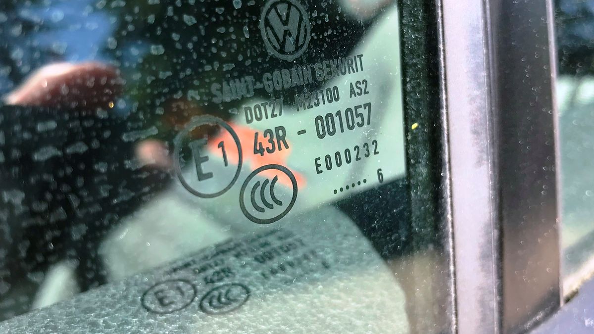Oznaczenia na szybach różnią się w zależności od producenta szyby czy samochodu.