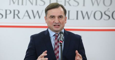 Budżet UE zatwierdzony. Zbigniew Ziobro w ostrych słowach o tej decyzji
