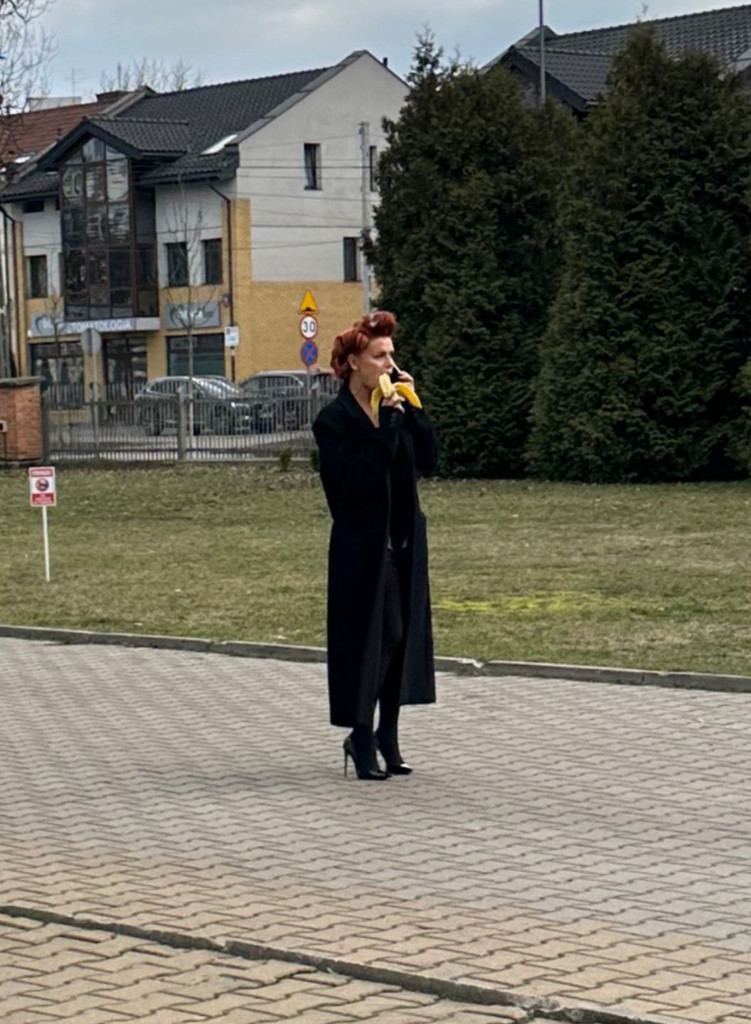 Natasza Urbańska wcina banana z wałkami na głowie