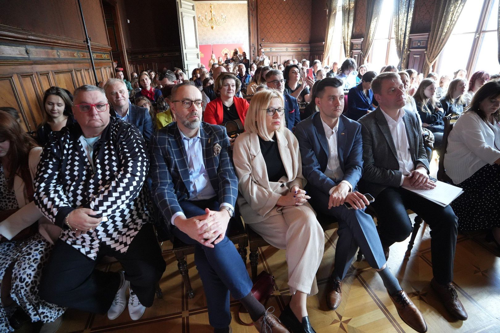 W Dworze Artusa w Toruniu rozstrzygnięty został IX Międzynarodowy Konkurs Plastyczny &#34;Z moich stron. W drodze&#34;, zorganizowany przez Ognisko Pracy Pozaszkolnej - Dom Harcerza w Toruniu. Nagrodzone i wyróżnione prace można oglądać na wystawie w tej placówce
