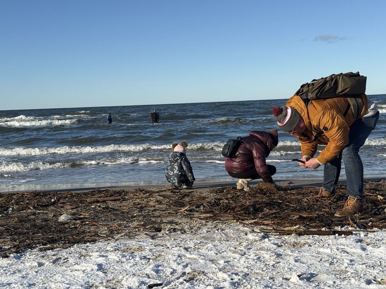 Niektórzy spędzają na szukaniu bursztynów ferie zimowe