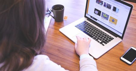 Polacy nie pytają, czy szczepionki są bezpieczne. Mają inny problem. Jasne wyniki wyszukiwań Google