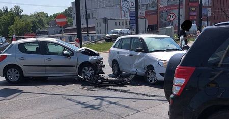 Wypadek na al. Unii Lubelskiej. Utrudnienia w ruchu po zderzeniu dwóch aut