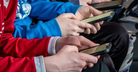 Smartfony uczniów w szkole. MEN wkracza do akcji