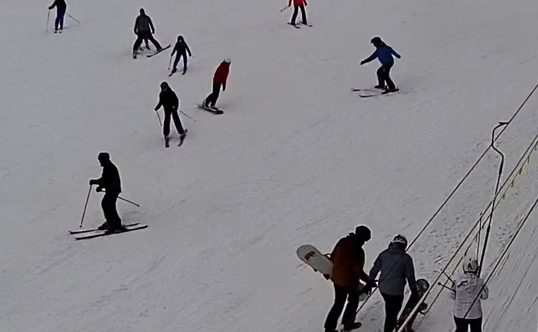 Obrazy z kamery na stoku potwierdzają, że w ten weekend w Wieżycy były tłumy