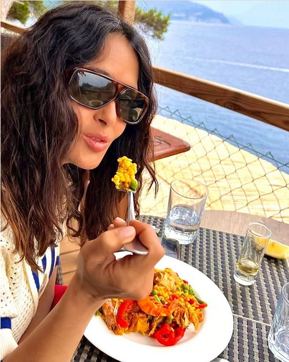 Salma Hayek pozuje w saunie