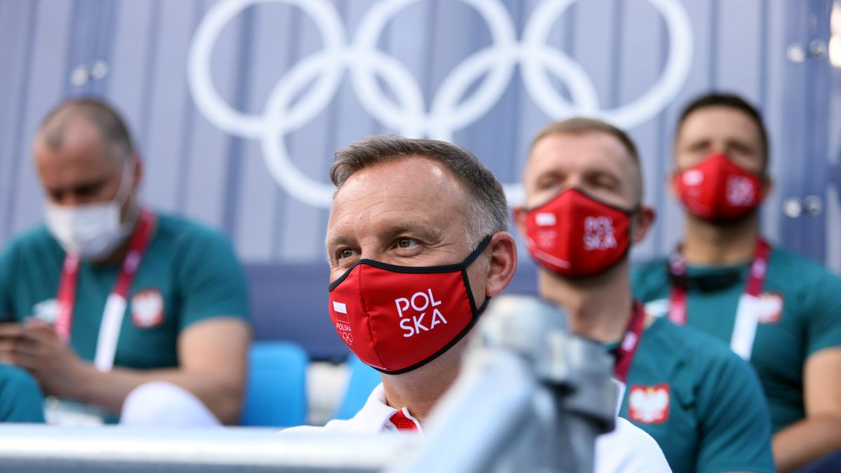 Tokio, Japonia, 24.07.2021. Igrzyska Olimpijskie - Tokio 2020, 24 bm. Prezydent RP Andrzej Duda podczas meczu 1. rundy gry podwójnej Polaków Łukasza Kubota i Huberta Hurkacza z parą deblową Jan-Lennard Struff i Alexander Zverev z Niemiec, na kortach "Ariake Tennis Park". (paw) PAP/Leszek Szymański EDITORIAL USE ONLY